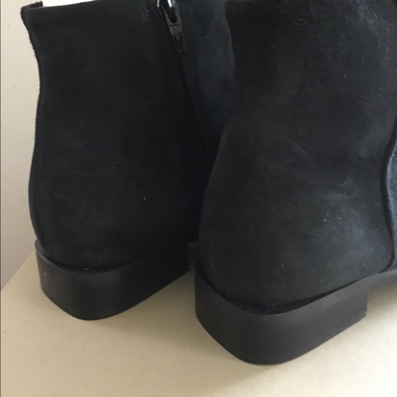 Like new! Square toe and heel Italian designer black suede boot size 39 - Picture 6 of 6